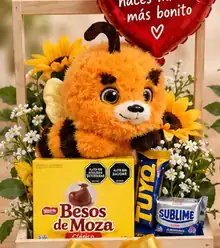 Arreglo de abejita con girasol, globo y chocolates
